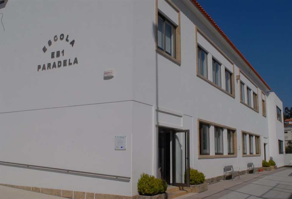 BIBLIOTECA DA ESCOLA BÁSICA DE PARADELA REFORÇADA COM MAIS MATERIAL 