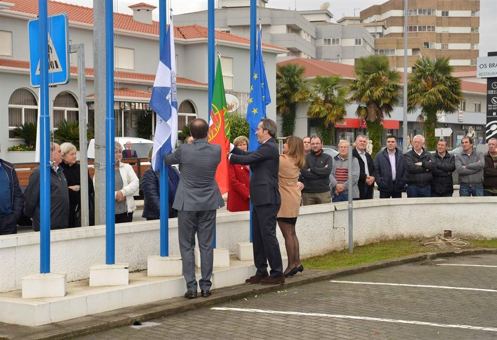 DIA DO ANIVERSÁRIO DO MUNICÍPIO COMEÇOU COM HASTEAR DAS BANDEIRAS