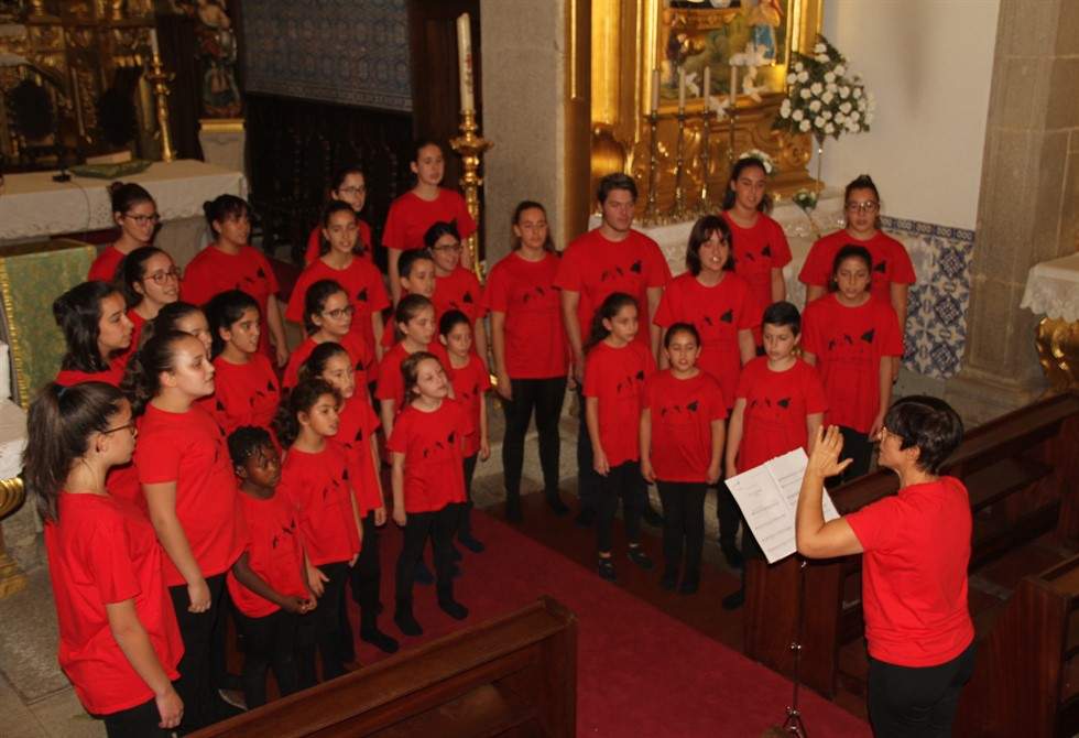 MENINOS CANTORES DO MUNICÍPIO DA TROFA (EN)CANTAM AO LONGO DO MÊS DE DEZEMBRO