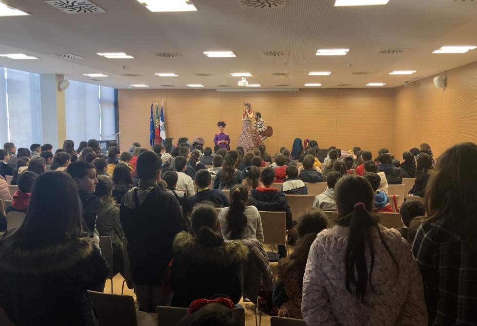 TEATRO “À BARCA, À BARCA” ENSINOU OS VALORES DA CONVIVÊNCIA EM COMUNIDADE 