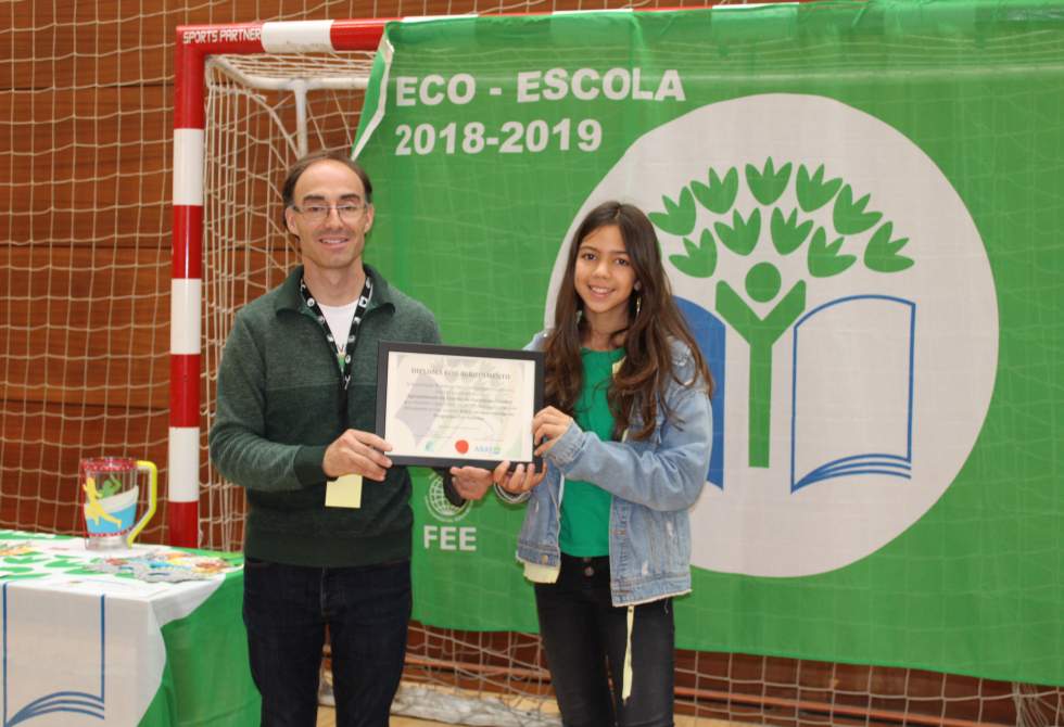 TROFA DISTINGUIDA COM 12 BANDEIRAS ECO-ESCOLAS