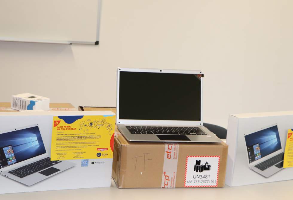 CÂMARA MUNICIPAL DISPONIBILIZOU 400 COMPUTADORES PARA UTILIZAÇÃO DE CRIANÇAS E JOVENS SEM MEIOS TECNOLÓGICOS 