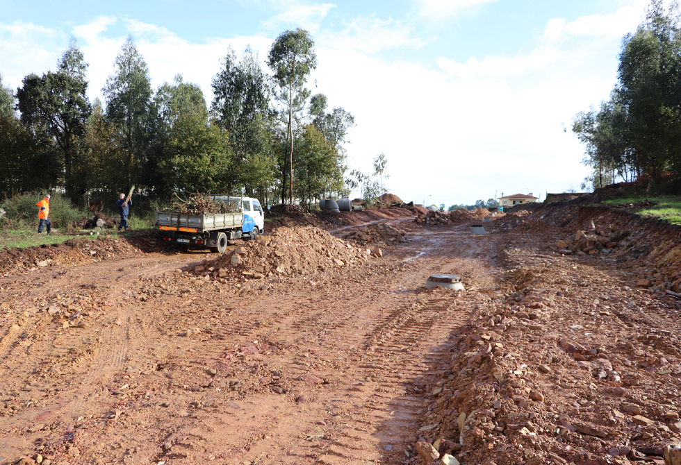 OBRA DA DISTRIBUIDORA 21 NO TERRENO PARA “ALIVIAR” TRÂNSITO NA EN14