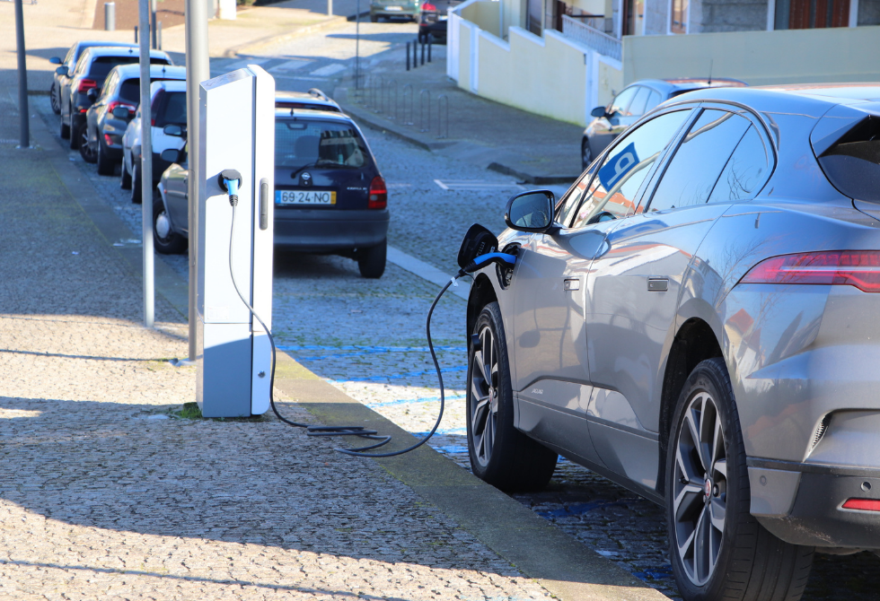 TROFA JÁ TEM POSTO DE CARREGAMENTO DE VEÍCULOS ELÉTRICOS