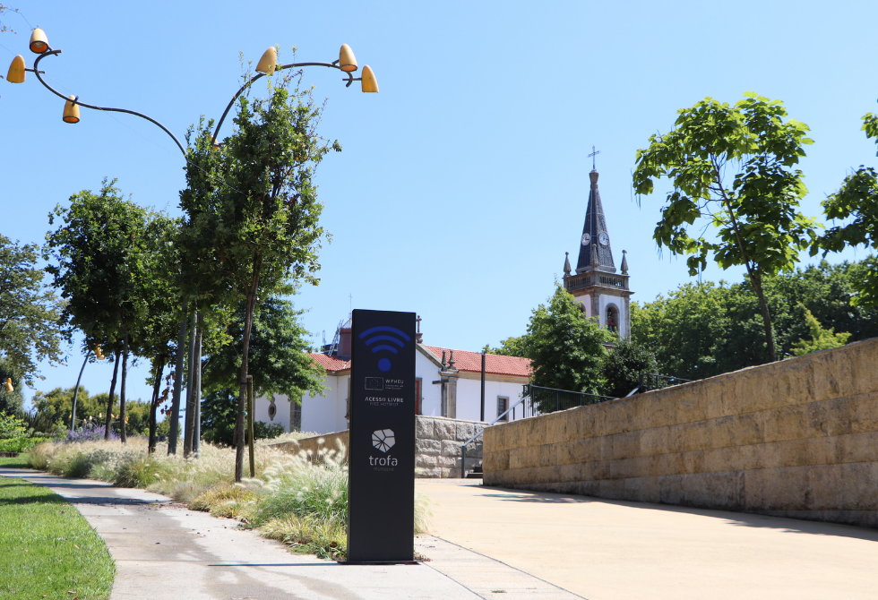 TROFA INVESTIU MAIS DE 50 MIL EUROS PARA DOTAR ESCOLAS E ESPAÇO PÚBLICO DE REDE WIFI