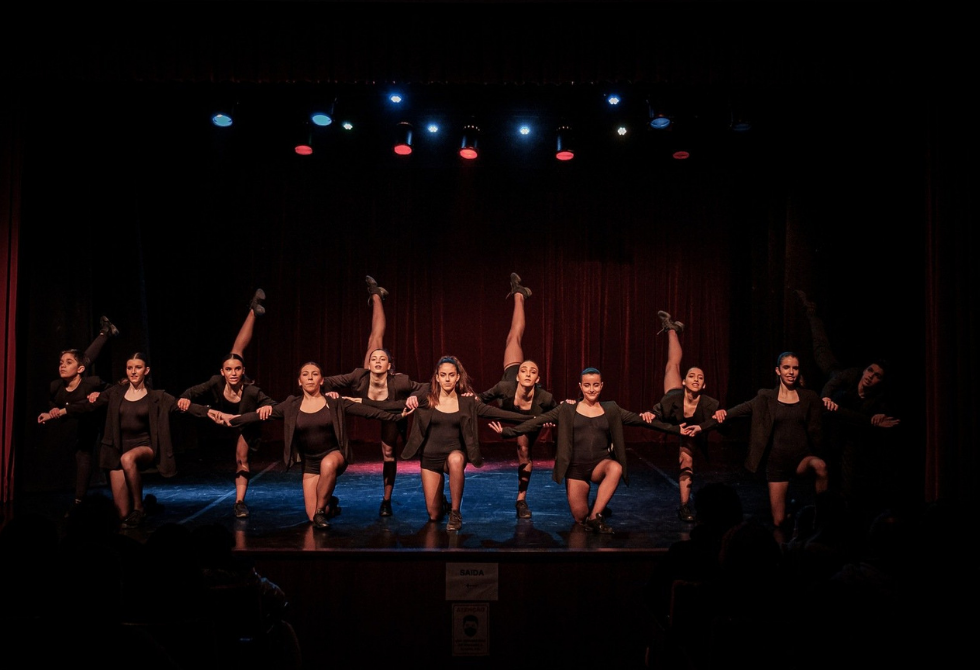 GALA DE PRÉMIOS DA ESCOLA PASSOS DE DANÇA GALARDOOU E DIPLOMOU ALUNOS