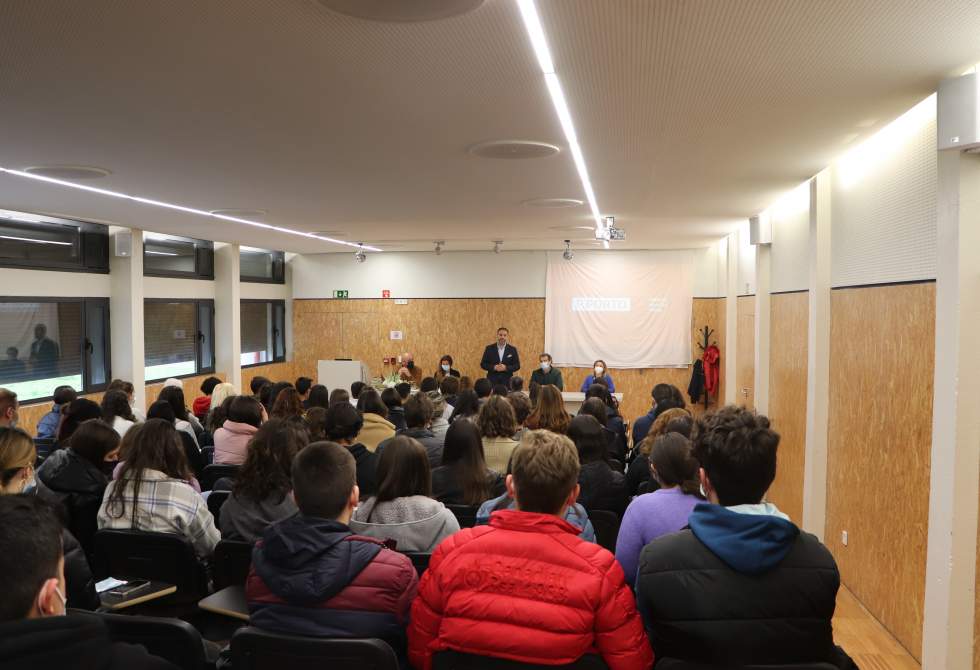 SESSÃO DE ESCLARECIMENTO ELUCIDOU ALUNOS DO 12º ANO DA TROFA