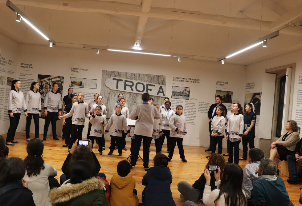 MENINOS CANTORES DO MUNICÍPIO DA TROFA HOMENAGEARAM JOSÉ SARAMAGO