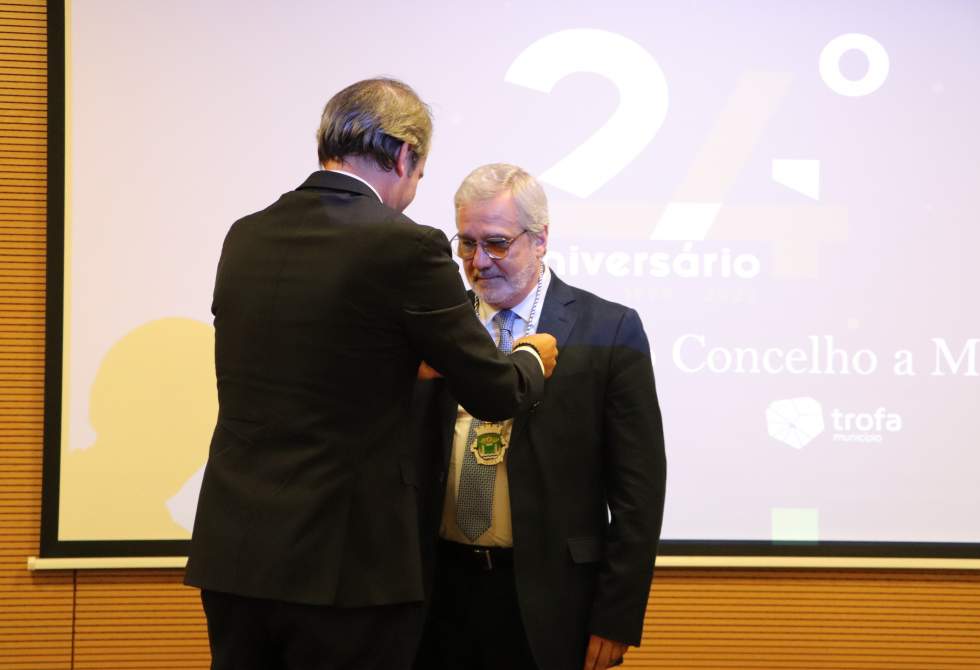 TROFENSE MÁRIO MOURÃO HOMENAGEADO PELA CÂMARA MUNICIPAL DA TROFA