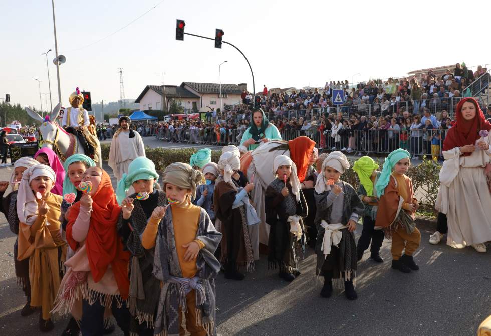 DESFILE DE CARNAVAL MAIS FAMILIAR DO PAÍS JUNTOU MILHARES DE PESSOAS NA TROFA