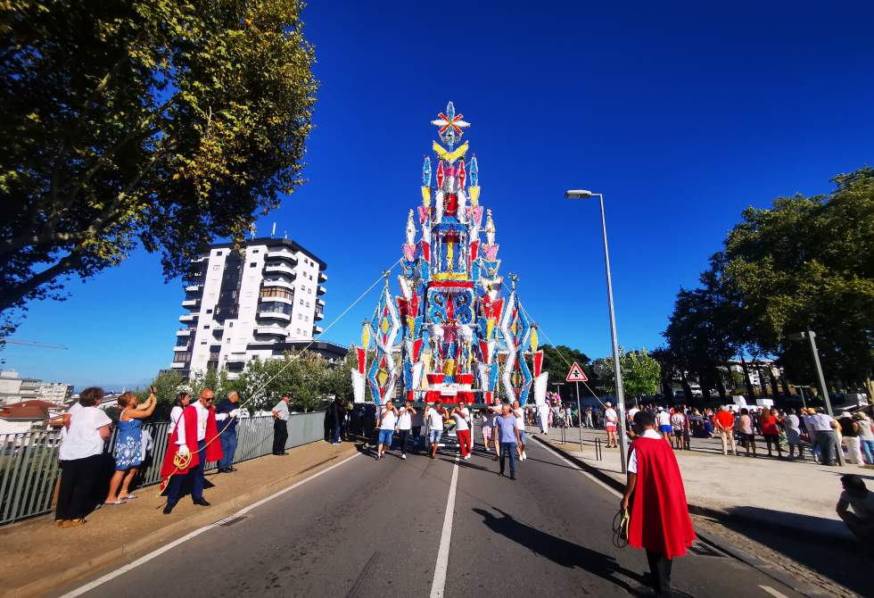 MAJESTOSA PROCISSÃO EM HONRA DE NOSSA SENHORA DAS DORES LEVA A CONDICIONAMENTOS DE TRÂNSITO NA CIDADE DA TROFA