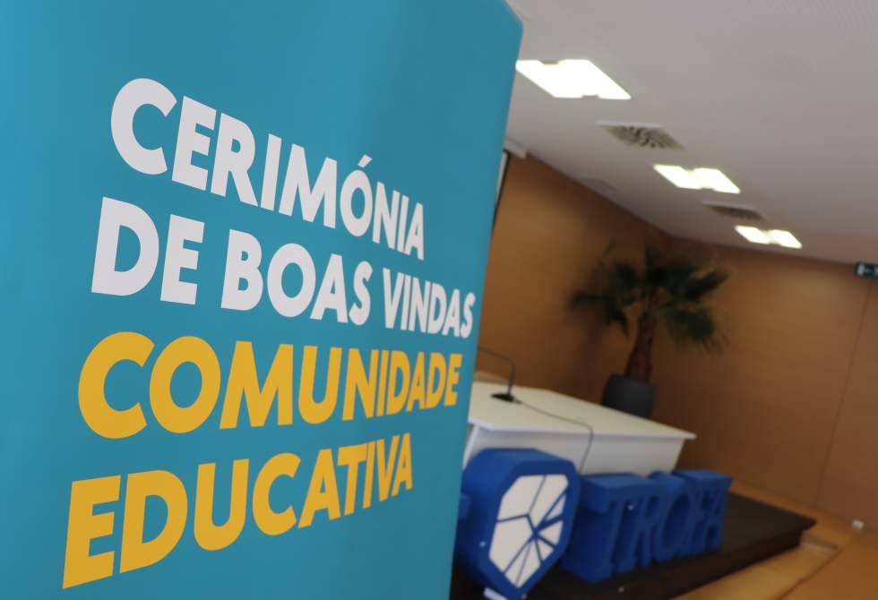 TROFA DÁ AS BOAS VINDAS À COMUNIDADE ESCOLAR