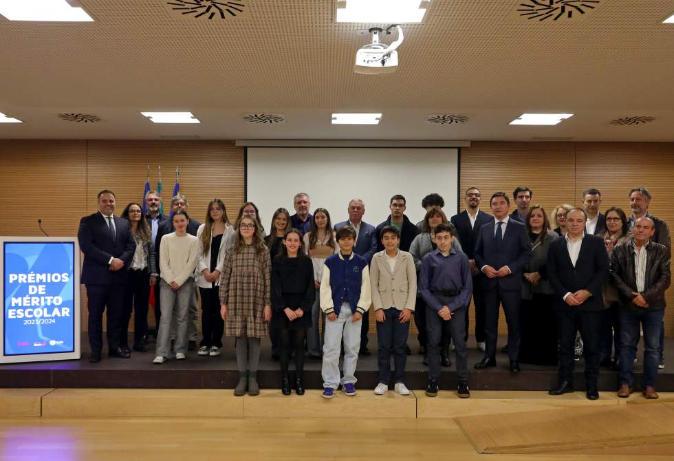 MELHORES ALUNOS DO ANO LETIVO 2023/2024 PREMIADOS PELA CÂMARA MUNICIPAL DA TROFA