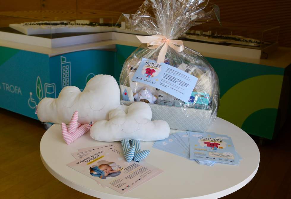 CÂMARA MUNICIPAL DA TROFA CONTINUA A ENTREGAR KITS PARA BEBÉS E MAMÃS